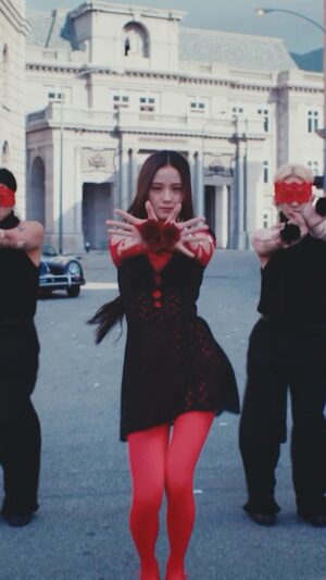 Kyle Hanagami Instagram - Over the past six years of choreographing for @blackpinkofficial, it’s incredible to see how much this girl has blossomed. 🌹 Congrats @sooyaaa__ on your first single. A special thank you to my dancers for always delivering above and beyond. #flower #jisoo #blackpink