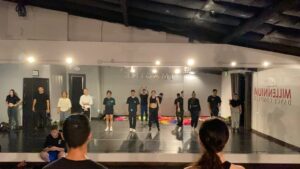 Kyle Hanagami Instagram - Everyone: *messes up*
Me: music!!!! #canwetakeitfromthetop #finditcharlize #betterkeepup #dance #ilegitcantstoplaughing
