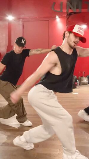 Kyle Hanagami Instagram - Here’s a bts clip of my Master Class to @DuaLipa #Houdini @joshbeauchamp @joshkillacky @tylankston smashed. 

Filmed by @ryanparma at @mdcdance