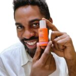 Lázaro Ramos Instagram – Sabemos o quanto é complicado achar a nossa cor ideal para produtos de skincare, né? Principalmente, se tratando de protetor solar para peles negras. Pensando nisso, a @sallve lança o Protetor Solar com cor que tem a maior cartela de tons do mercado brasileiro🤌🏿😮‍💨

Perfeito para contemplar a nossa diversidade de peles. Com cobertura leve, toque seco, alta proteção UVA/UVB, além de multi-defesa contra radiação solar, luz azul, infravermelho e poluição, uniformizando o tom, agindo como antioxidante e preservando o colágeno. Tem ainda ativos para o controle de oleosidade, reduzindo o brilho sem ressecar. 

Eu estou usando a cor 80 e amando! 

Novo Protetor Solar da Sallve, a cor ideal é a sua!