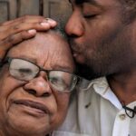 Lázaro Ramos Instagram – 8 de março, dia internacional das mulheres, convoco vocês a fazerem uma saudação às mulheres que estão próximas a vocês.

Dia importantíssimo na luta por respeito, pelo acesso aos direitos que deveriam ser garantidos, pela dignidade, igualdade salarial, pelo fim do assédio e por punições severas para agressores, pela divisão justa de trabalhos domésticos e reconhecimento do trabalho invisível, além de ser um momento de reflexão sobre os espaços e avanços que elas vêm conquistando sobre tantas demandas urgentes e justas.

Reverencio aqui minha tia avó Elenita, Tia Alzira, minha mãe Dona Célia, minha irmã, amiga e comadre @vivergasta, minha companheira @taisdeverdade e Tânia Rocha, minha empresária desde que eu cheguei ao Rio de Janeiro.

Saúdo também Tia Heloisa, @carmemvirginia @mayaraaguiarr @elisalucinda @ingridguimaraes ,  @conceicaoevaristooficial, @marcelaaltberg.elenco
@nanda.sfernandes 
@eulaisgomes 
@retramos
@thamirysmarques 
@katarina.mov 
@terezan123 
@tiamaoficial
@cassiavallereal 
@andreiabrasisoficial
#camilamotta
@felisbertofernanda @flaviaol @flavilac e tantas outras mulheres incríveis que queria que coubessem nesta postagem e que transbordam afeto e são exemplos tanto no âmbito pessoal quanto profissional. 

Desejo para todas um mundo mais justo, mais honesto e digno, onde possam viver em segurança, dignidade e respeito todos os dias. ❤️

#8M