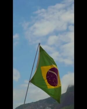 Lázaro Ramos Instagram - Foi bonito de ver. Minha prima passou rapidinho pelo Brasil só pra dizer o quanto os fãs e A BAHIA são importantes para ela e agradecer pelo apoio e carinho que esse público tem oferecido a ela ao longo da carreira.

Mais bonito ainda foi ver que antes disso, a fundação dela, @beygood apoiou projetos sociais e empreendedores em Salvador, São Paulo e Rio de Janeiro, entregando uma bolsa de 25 mil reais para que pudessem se desenvolver, continuar com o trabalho e os estudos. 

A importância que a generosidade e carinho de uma das mulheres mais importantes do mundo tem para o fortalecimento de autoestima e potência de todas essas pessoas não se mede. Lindo demais!

E olha onde que eu tava rsrsrs 😜