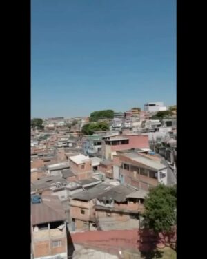 Lázaro Ramos Instagram - Foi bonito de ver. Minha prima passou rapidinho pelo Brasil só pra dizer o quanto os fãs e A BAHIA são importantes para ela e agradecer pelo apoio e carinho que esse público tem oferecido a ela ao longo da carreira.

Mais bonito ainda foi ver que antes disso, a fundação dela, @beygood apoiou projetos sociais e empreendedores em Salvador, São Paulo e Rio de Janeiro, entregando uma bolsa de 25 mil reais para que pudessem se desenvolver, continuar com o trabalho e os estudos. 

A importância que a generosidade e carinho de uma das mulheres mais importantes do mundo tem para o fortalecimento de autoestima e potência de todas essas pessoas não se mede. Lindo demais!

E olha onde que eu tava rsrsrs 😜