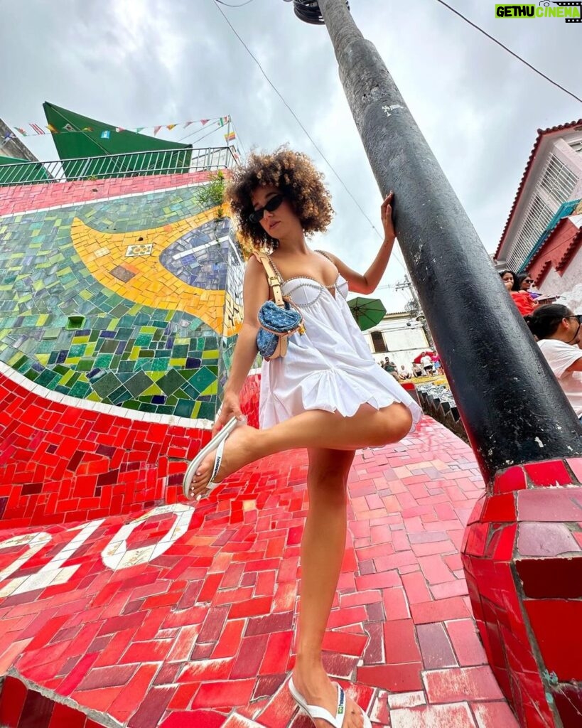 Léna Mahfouf Instagram - le mood à Rio: vivre d’amour, d’eau fraiche et de tongs @havaianaseurope 🩴 🇧🇷❤️🤸‍♀️ #havaianaswanderlust collaboration commerciale photographie retouchée Rio De Janeiro, Brazil