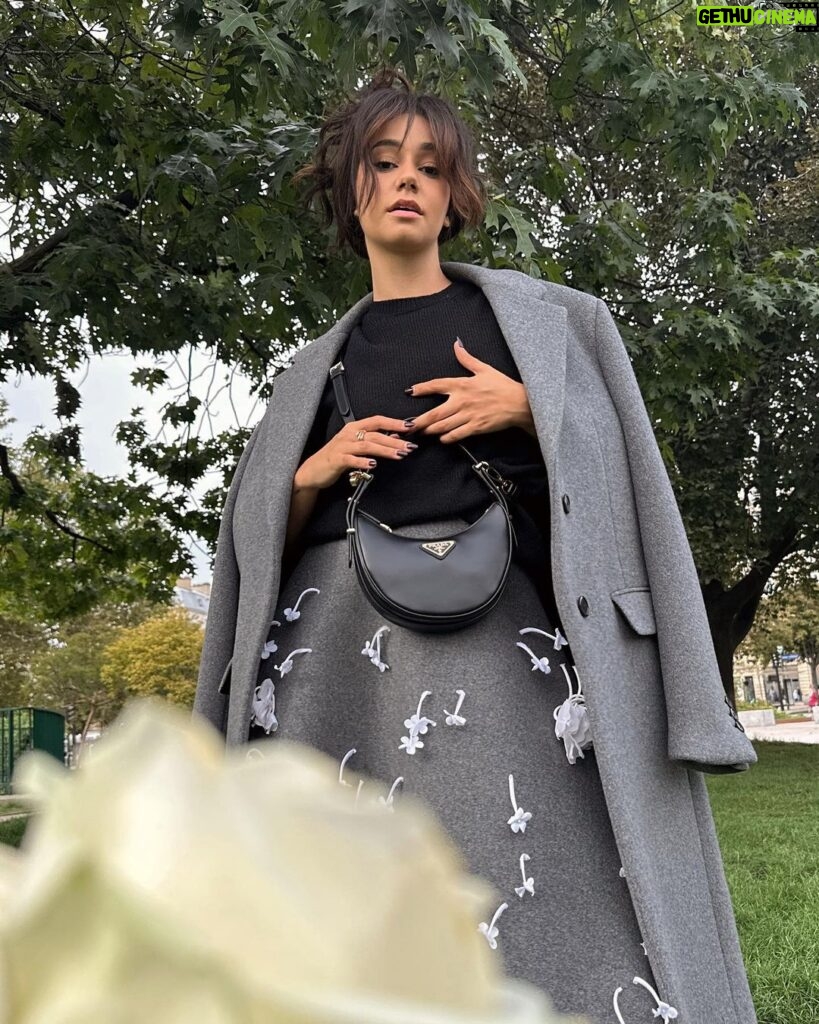 Léna Mahfouf Instagram - entourée de fleurs, je me sens bien 💐👜 @prada #PradaArqué #PradaFW23 collaboration commerciale colorimétrie retouchée Paris, France