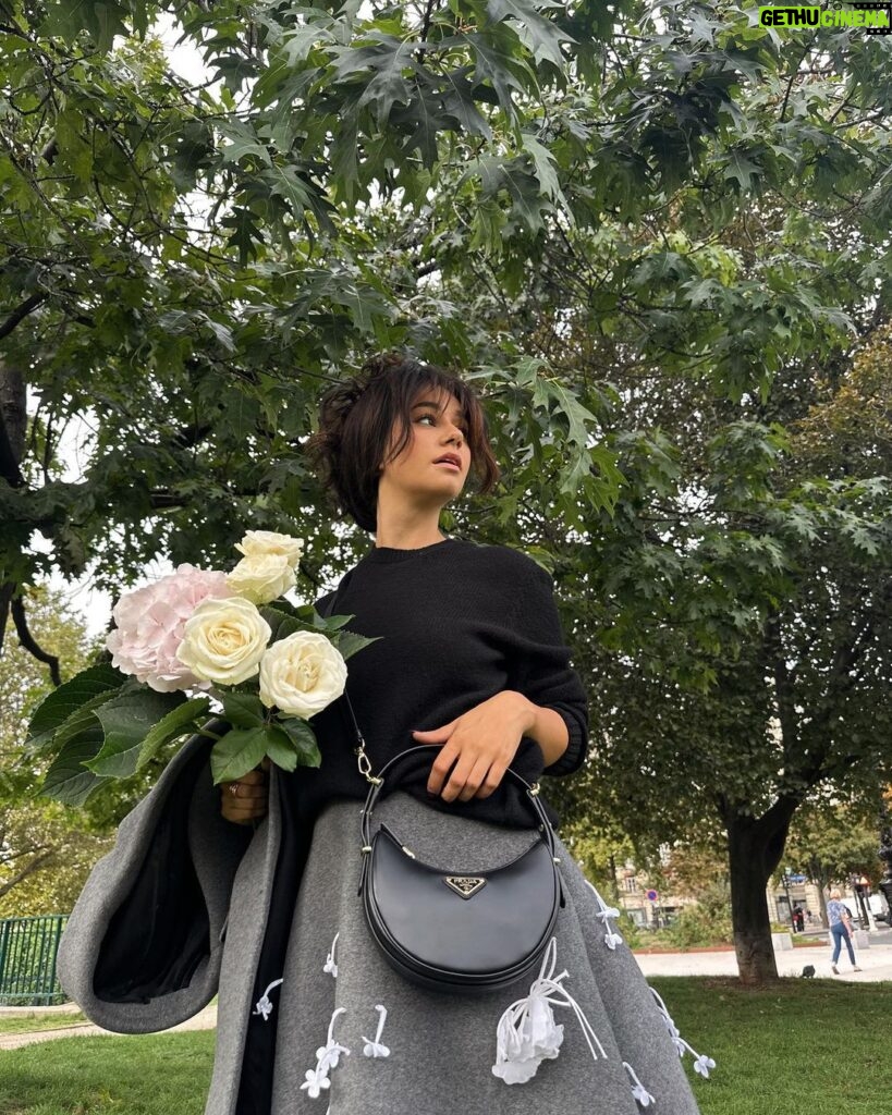 Léna Mahfouf Instagram - entourée de fleurs, je me sens bien 💐👜 @prada #PradaArqué #PradaFW23 collaboration commerciale colorimétrie retouchée Paris, France