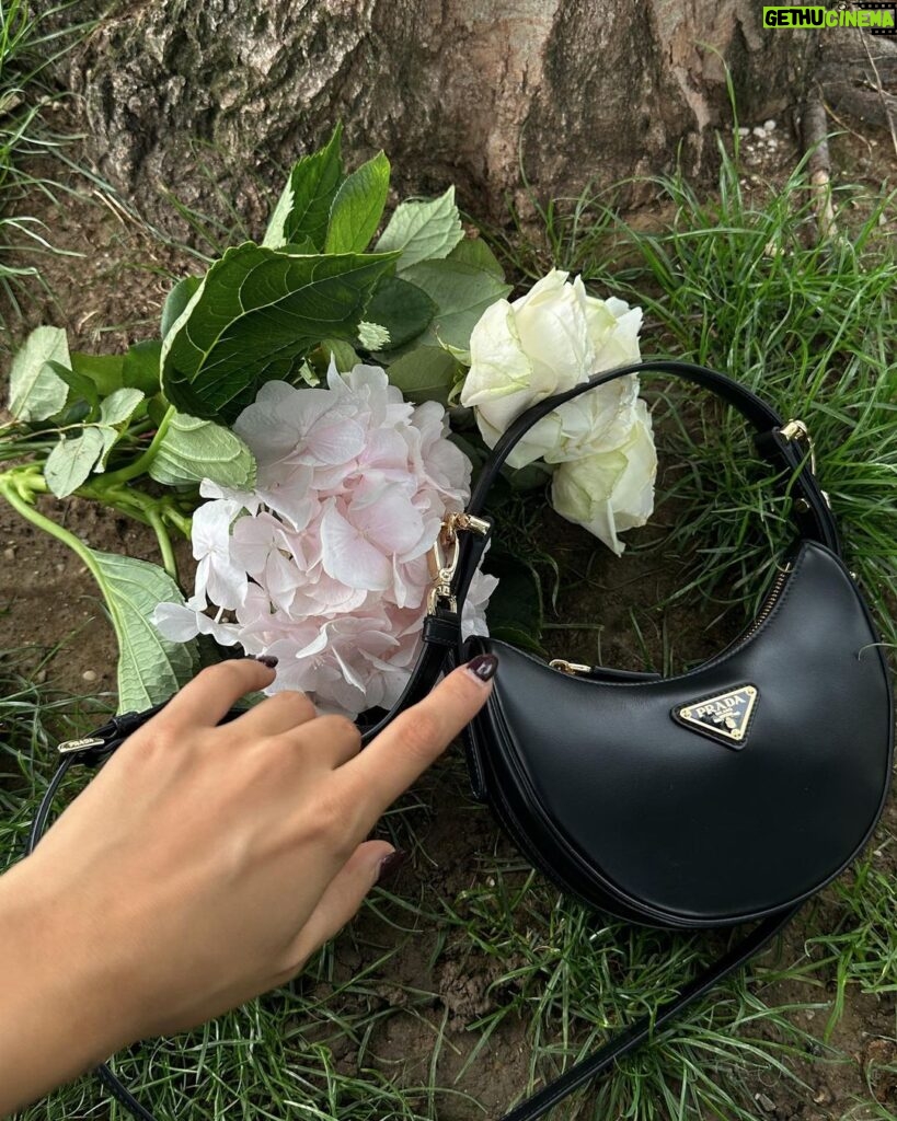 Léna Mahfouf Instagram - entourée de fleurs, je me sens bien 💐👜 @prada #PradaArqué #PradaFW23 collaboration commerciale colorimétrie retouchée Paris, France