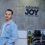 Léo Belmonte Instagram - @odontojoy e @estheticaligner me ajudando a ficar com o sorriso lindão 🤍