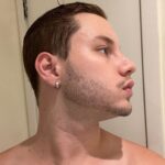 Léo Belmonte Instagram - tirando foto de lado pra ver se o corte da barba ficou certin 😌😌😌😌