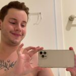 Léo Belmonte Instagram - meu novo vício é segurar o telefone igual velhinho 👍 vide última foto kakakaka