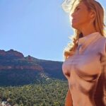 Lívia Andrade Instagram – Para realinhar 🙏🧬🛸🌀Fenômeno geológico e espiritual único que ocorre predominantemente dentro e ao redor da cidade de Sedona, Arizona. Acredita-se que um vórtice seja um centro giratório de energia que pode produzir uma série de efeitos físicos, emocionais e espirituais.
Muitas pessoas acreditam que os Vórtices de Sedona são particularmente poderosos e podem melhorar a meditação, a autodescoberta e o crescimento espiritual. Vortex, Sedona, AZ