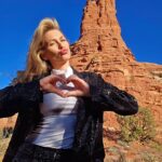 Lívia Andrade Instagram – Para realinhar 🙏🧬🛸🌀Fenômeno geológico e espiritual único que ocorre predominantemente dentro e ao redor da cidade de Sedona, Arizona. Acredita-se que um vórtice seja um centro giratório de energia que pode produzir uma série de efeitos físicos, emocionais e espirituais.
Muitas pessoas acreditam que os Vórtices de Sedona são particularmente poderosos e podem melhorar a meditação, a autodescoberta e o crescimento espiritual. Vortex, Sedona, AZ