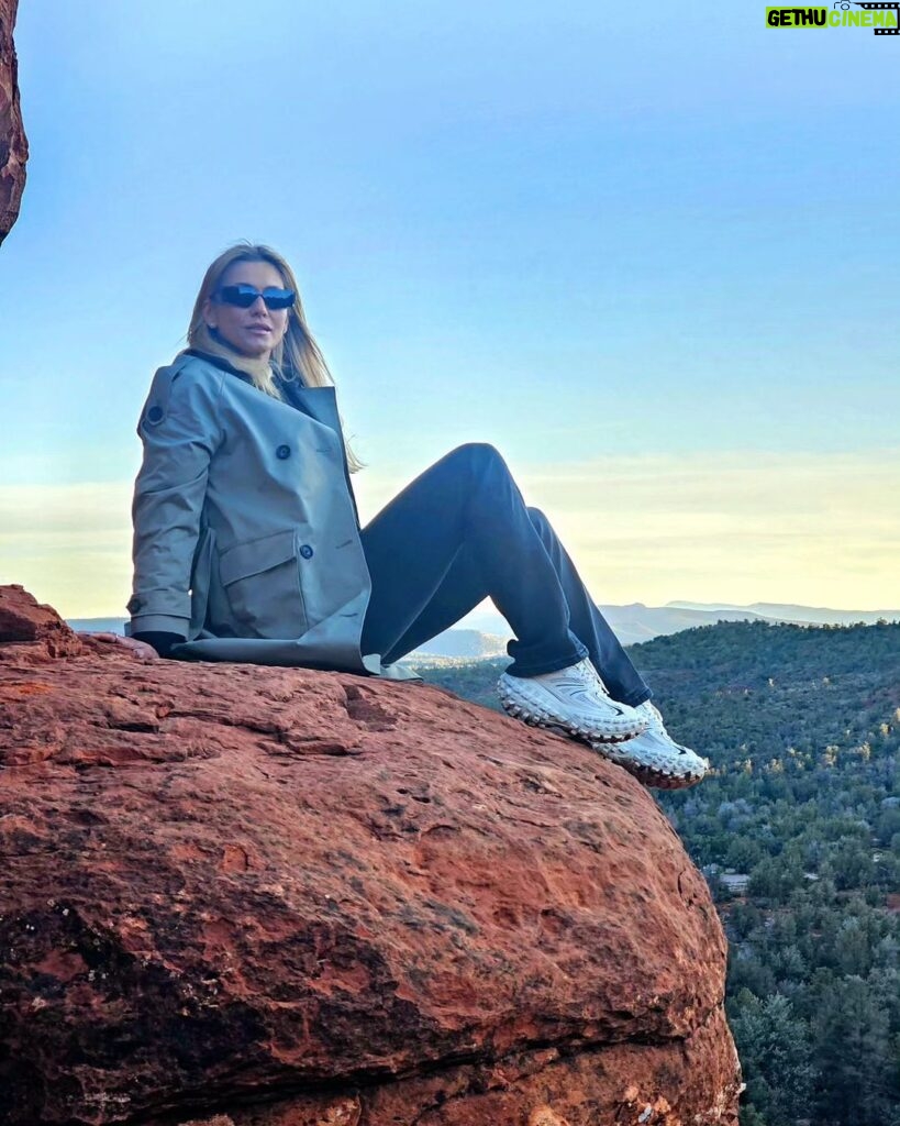 Lívia Andrade Instagram - Bom dia 🙏💙 #sedona #boyntoncanyonvortex #vortex #energy #blessed Boynton Canyon Vortex