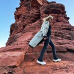 Lívia Andrade Instagram - Desfiladeiro Boynton Canyon é o lar espiritual da nação Yavapai-Apache e é considerado o mais sagrado dos quatro grandes vortex. Também conhecido como Kachina Woman Vortex Site, é um local de entrada e de fluxo ascendente, com o cânion como entrada , os cristais e picos como fluxo ascendente. Ele se estende por três quilômetros e meio de comprimento, com energia por toda parte. Este vórtice de energia fortalece o equilíbrio espiritual. #sedona #boyntoncanyonvortex #energy 🙌🏔🧬 Boynton Canyon Vortex