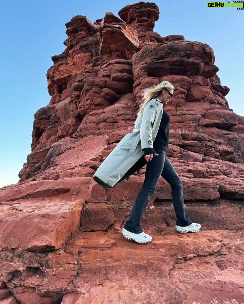 Lívia Andrade Instagram - Desfiladeiro Boynton Canyon é o lar espiritual da nação Yavapai-Apache e é considerado o mais sagrado dos quatro grandes vortex. Também conhecido como Kachina Woman Vortex Site, é um local de entrada e de fluxo ascendente, com o cânion como entrada , os cristais e picos como fluxo ascendente. Ele se estende por três quilômetros e meio de comprimento, com energia por toda parte. Este vórtice de energia fortalece o equilíbrio espiritual. #sedona #boyntoncanyonvortex #energy 🙌🏔🧬 Boynton Canyon Vortex