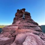 Lívia Andrade Instagram - Desfiladeiro Boynton Canyon é o lar espiritual da nação Yavapai-Apache e é considerado o mais sagrado dos quatro grandes vortex. Também conhecido como Kachina Woman Vortex Site, é um local de entrada e de fluxo ascendente, com o cânion como entrada , os cristais e picos como fluxo ascendente. Ele se estende por três quilômetros e meio de comprimento, com energia por toda parte. Este vórtice de energia fortalece o equilíbrio espiritual. #sedona #boyntoncanyonvortex #energy 🙌🏔🧬 Boynton Canyon Vortex