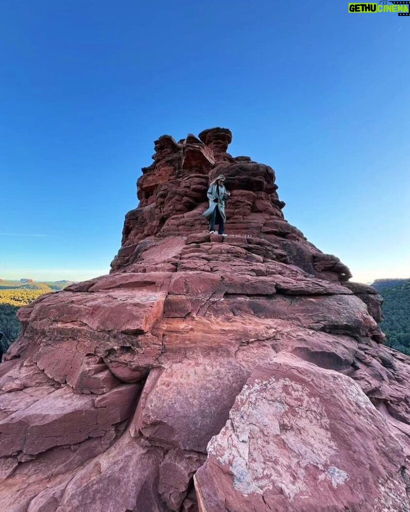 Lívia Andrade Instagram - Desfiladeiro Boynton Canyon é o lar espiritual da nação Yavapai-Apache e é considerado o mais sagrado dos quatro grandes vortex. Também conhecido como Kachina Woman Vortex Site, é um local de entrada e de fluxo ascendente, com o cânion como entrada , os cristais e picos como fluxo ascendente. Ele se estende por três quilômetros e meio de comprimento, com energia por toda parte. Este vórtice de energia fortalece o equilíbrio espiritual. #sedona #boyntoncanyonvortex #energy 🙌🏔🧬 Boynton Canyon Vortex