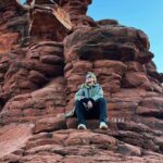 Lívia Andrade Instagram - Desfiladeiro Boynton Canyon é o lar espiritual da nação Yavapai-Apache e é considerado o mais sagrado dos quatro grandes vortex. Também conhecido como Kachina Woman Vortex Site, é um local de entrada e de fluxo ascendente, com o cânion como entrada , os cristais e picos como fluxo ascendente. Ele se estende por três quilômetros e meio de comprimento, com energia por toda parte. Este vórtice de energia fortalece o equilíbrio espiritual. #sedona #boyntoncanyonvortex #energy 🙌🏔🧬 Boynton Canyon Vortex