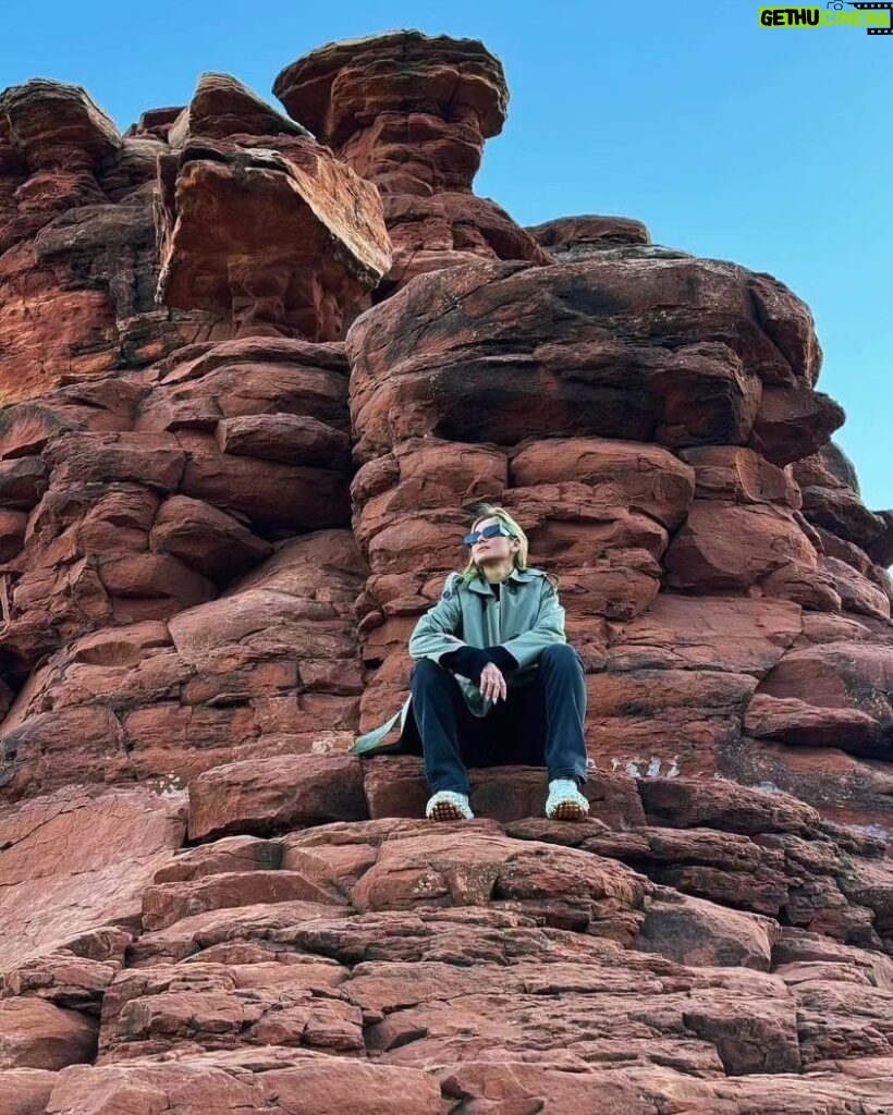 Lívia Andrade Instagram - Desfiladeiro Boynton Canyon é o lar espiritual da nação Yavapai-Apache e é considerado o mais sagrado dos quatro grandes vortex. Também conhecido como Kachina Woman Vortex Site, é um local de entrada e de fluxo ascendente, com o cânion como entrada , os cristais e picos como fluxo ascendente. Ele se estende por três quilômetros e meio de comprimento, com energia por toda parte. Este vórtice de energia fortalece o equilíbrio espiritual. #sedona #boyntoncanyonvortex #energy 🙌🏔🧬 Boynton Canyon Vortex