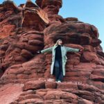 Lívia Andrade Instagram - Desfiladeiro Boynton Canyon é o lar espiritual da nação Yavapai-Apache e é considerado o mais sagrado dos quatro grandes vortex. Também conhecido como Kachina Woman Vortex Site, é um local de entrada e de fluxo ascendente, com o cânion como entrada , os cristais e picos como fluxo ascendente. Ele se estende por três quilômetros e meio de comprimento, com energia por toda parte. Este vórtice de energia fortalece o equilíbrio espiritual. #sedona #boyntoncanyonvortex #energy 🙌🏔🧬 Boynton Canyon Vortex