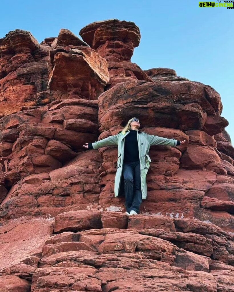 Lívia Andrade Instagram - Desfiladeiro Boynton Canyon é o lar espiritual da nação Yavapai-Apache e é considerado o mais sagrado dos quatro grandes vortex. Também conhecido como Kachina Woman Vortex Site, é um local de entrada e de fluxo ascendente, com o cânion como entrada , os cristais e picos como fluxo ascendente. Ele se estende por três quilômetros e meio de comprimento, com energia por toda parte. Este vórtice de energia fortalece o equilíbrio espiritual. #sedona #boyntoncanyonvortex #energy 🙌🏔🧬 Boynton Canyon Vortex