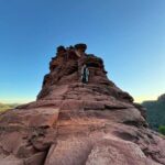 Lívia Andrade Instagram - Desfiladeiro Boynton Canyon é o lar espiritual da nação Yavapai-Apache e é considerado o mais sagrado dos quatro grandes vortex. Também conhecido como Kachina Woman Vortex Site, é um local de entrada e de fluxo ascendente, com o cânion como entrada , os cristais e picos como fluxo ascendente. Ele se estende por três quilômetros e meio de comprimento, com energia por toda parte. Este vórtice de energia fortalece o equilíbrio espiritual. #sedona #boyntoncanyonvortex #energy 🙌🏔🧬 Boynton Canyon Vortex
