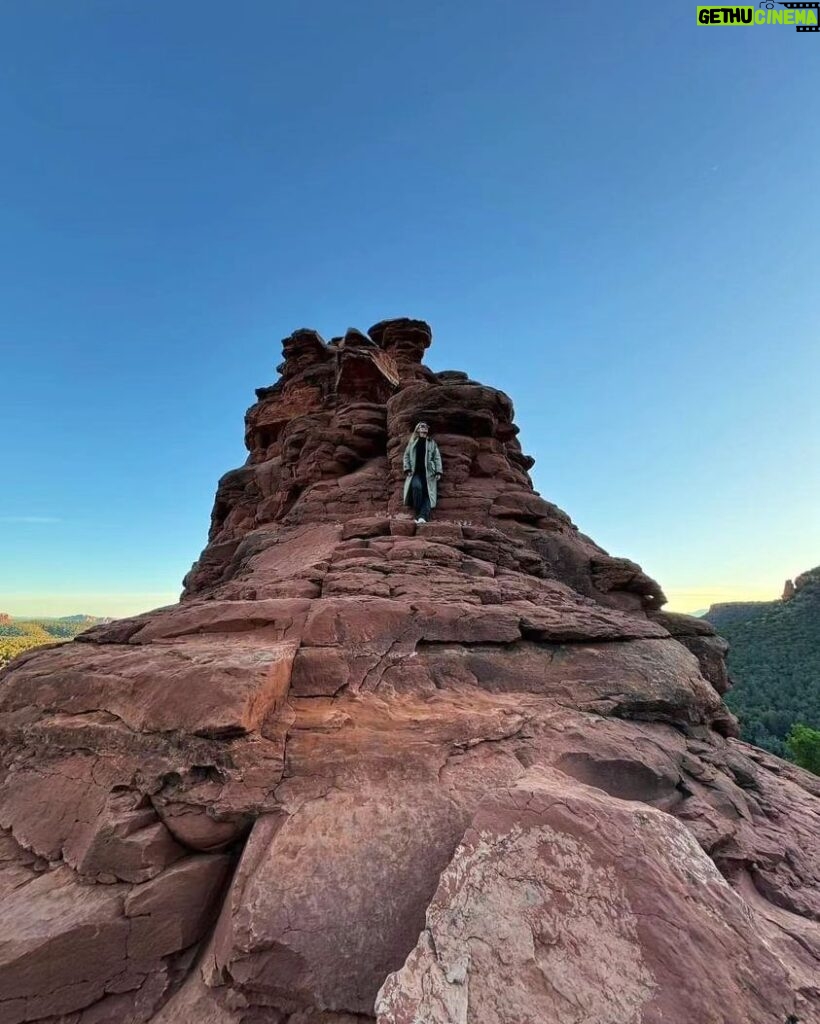 Lívia Andrade Instagram - Desfiladeiro Boynton Canyon é o lar espiritual da nação Yavapai-Apache e é considerado o mais sagrado dos quatro grandes vortex. Também conhecido como Kachina Woman Vortex Site, é um local de entrada e de fluxo ascendente, com o cânion como entrada , os cristais e picos como fluxo ascendente. Ele se estende por três quilômetros e meio de comprimento, com energia por toda parte. Este vórtice de energia fortalece o equilíbrio espiritual. #sedona #boyntoncanyonvortex #energy 🙌🏔🧬 Boynton Canyon Vortex