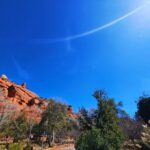 Lívia Andrade Instagram - Desfiladeiro Boynton Canyon é o lar espiritual da nação Yavapai-Apache e é considerado o mais sagrado dos quatro grandes vortex. Também conhecido como Kachina Woman Vortex Site, é um local de entrada e de fluxo ascendente, com o cânion como entrada , os cristais e picos como fluxo ascendente. Ele se estende por três quilômetros e meio de comprimento, com energia por toda parte. Este vórtice de energia fortalece o equilíbrio espiritual. #sedona #boyntoncanyonvortex #energy 🙌🏔🧬 Boynton Canyon Vortex