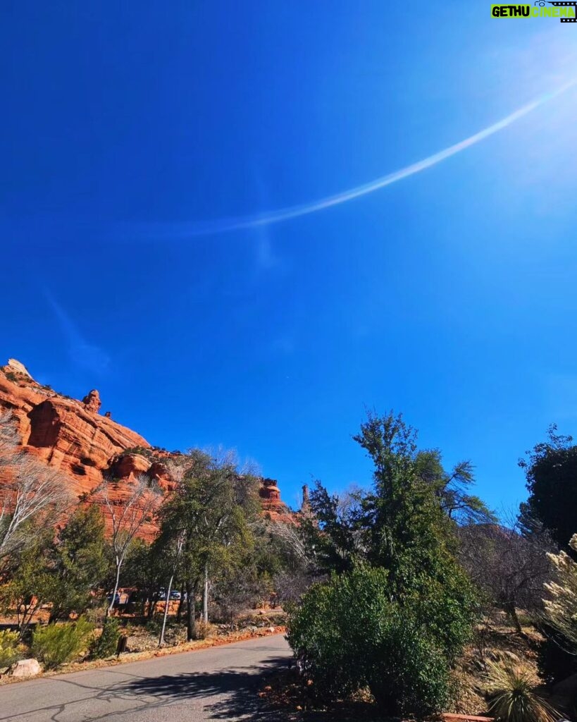 Lívia Andrade Instagram - Desfiladeiro Boynton Canyon é o lar espiritual da nação Yavapai-Apache e é considerado o mais sagrado dos quatro grandes vortex. Também conhecido como Kachina Woman Vortex Site, é um local de entrada e de fluxo ascendente, com o cânion como entrada , os cristais e picos como fluxo ascendente. Ele se estende por três quilômetros e meio de comprimento, com energia por toda parte. Este vórtice de energia fortalece o equilíbrio espiritual. #sedona #boyntoncanyonvortex #energy 🙌🏔🧬 Boynton Canyon Vortex