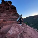 Lívia Andrade Instagram - Desfiladeiro Boynton Canyon é o lar espiritual da nação Yavapai-Apache e é considerado o mais sagrado dos quatro grandes vortex. Também conhecido como Kachina Woman Vortex Site, é um local de entrada e de fluxo ascendente, com o cânion como entrada , os cristais e picos como fluxo ascendente. Ele se estende por três quilômetros e meio de comprimento, com energia por toda parte. Este vórtice de energia fortalece o equilíbrio espiritual. #sedona #boyntoncanyonvortex #energy 🙌🏔🧬 Boynton Canyon Vortex