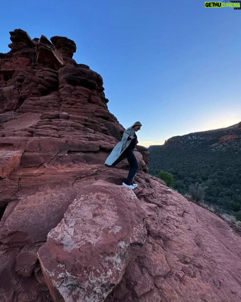 Lívia Andrade Instagram - Desfiladeiro Boynton Canyon é o lar espiritual da nação Yavapai-Apache e é considerado o mais sagrado dos quatro grandes vortex. Também conhecido como Kachina Woman Vortex Site, é um local de entrada e de fluxo ascendente, com o cânion como entrada , os cristais e picos como fluxo ascendente. Ele se estende por três quilômetros e meio de comprimento, com energia por toda parte. Este vórtice de energia fortalece o equilíbrio espiritual. #sedona #boyntoncanyonvortex #energy 🙌🏔🧬 Boynton Canyon Vortex