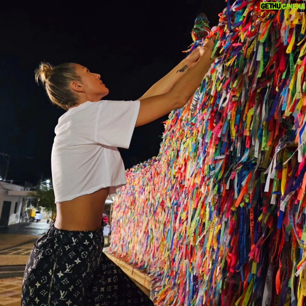 Lívia Andrade Instagram - Eu vim, vim parar na beira do cais Onde a estrada chegou ao fim Onde o fim da tarde é lilás Onde o mar arrebenta em mim O lamento de tantos ais A PAZ 🙏💙 (Gil) #bomfim #nossosenhordobomfim #ssa #paz #fé #blessed