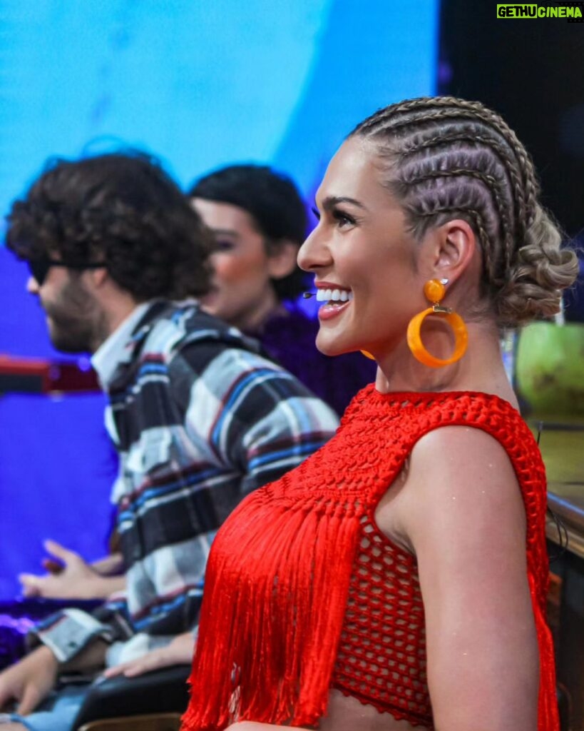 Lívia Andrade Instagram - Registros de felicidade no Domingão ❤️🧡💛 📷 @cjtoskano @xande.levy Stylist @arnojr Acessórios @loolstore Make @cayquecalado Hair @crisafrobraids Look @ammibrazil 👡 @renecaovilla Projac - Central Globo de Producao - Rio de Janeiro