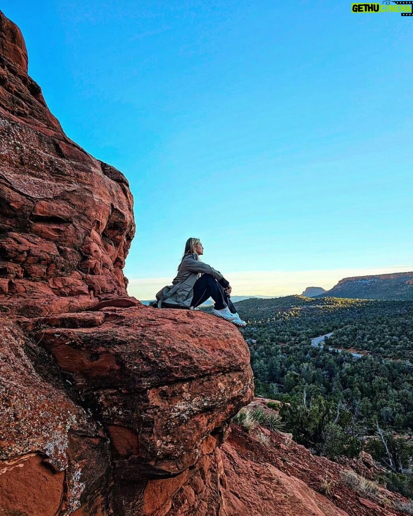 Lívia Andrade Instagram - Bom dia 🙏💙 #sedona #boyntoncanyonvortex #vortex #energy #blessed Boynton Canyon Vortex