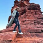 Lívia Andrade Instagram - Desfiladeiro Boynton Canyon é o lar espiritual da nação Yavapai-Apache e é considerado o mais sagrado dos quatro grandes vortex. Também conhecido como Kachina Woman Vortex Site, é um local de entrada e de fluxo ascendente, com o cânion como entrada , os cristais e picos como fluxo ascendente. Ele se estende por três quilômetros e meio de comprimento, com energia por toda parte. Este vórtice de energia fortalece o equilíbrio espiritual. #sedona #boyntoncanyonvortex #energy 🙌🏔🧬 Boynton Canyon Vortex