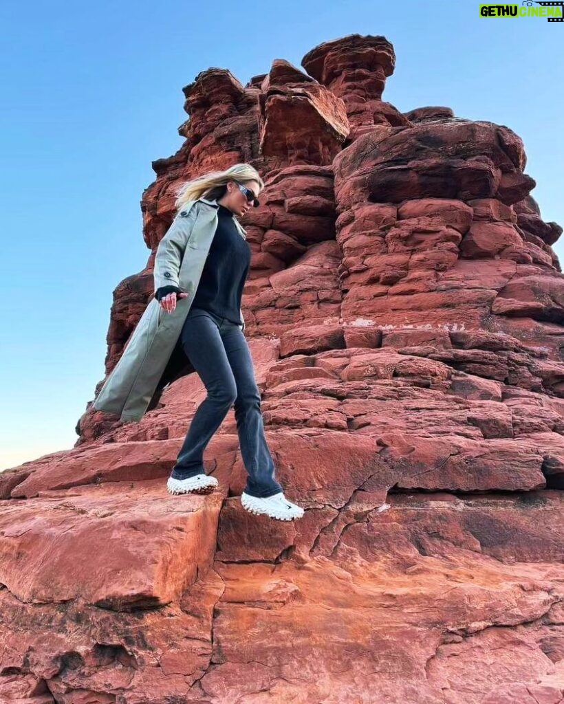 Lívia Andrade Instagram - Desfiladeiro Boynton Canyon é o lar espiritual da nação Yavapai-Apache e é considerado o mais sagrado dos quatro grandes vortex. Também conhecido como Kachina Woman Vortex Site, é um local de entrada e de fluxo ascendente, com o cânion como entrada , os cristais e picos como fluxo ascendente. Ele se estende por três quilômetros e meio de comprimento, com energia por toda parte. Este vórtice de energia fortalece o equilíbrio espiritual. #sedona #boyntoncanyonvortex #energy 🙌🏔🧬 Boynton Canyon Vortex