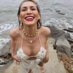 Lívia Andrade Instagram - A cara de felicidade da pessoa que tomou seu bom banho de MAR no dia 01/01/2024 🌊💙🌟