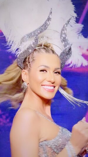 Lívia Andrade Instagram - Olha o @domingao de Carnaval aí gente!!! 📺