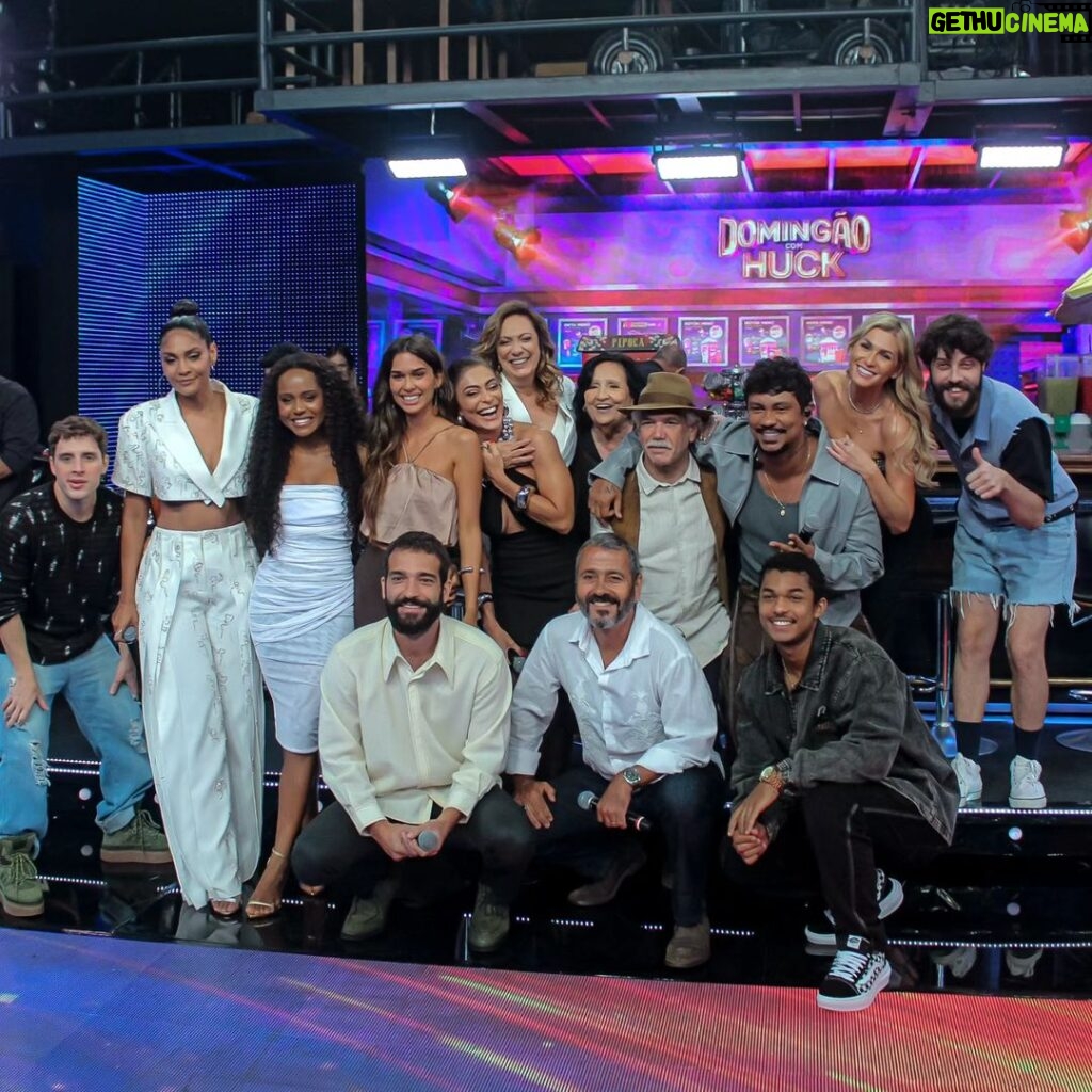 Lívia Andrade Instagram - O @domingao de hoje está....... (complete a frase) Entendedores entenderão!!! Só risada com esse elenco poderoso de estrelas. 🤩📺⭐️ #domingão #globo