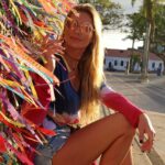 Lívia Andrade Instagram - Meu Senhor do Bonfim que sobre as águas andastes, hoje estais entre o cálice e a hóstia consagrada.  Treme a terra mas não treme o coração do nosso Senhor Jesus Cristo no altar - treme o coração dos meus inimigos.  Quando para mim olharem eu os benzo em cruz e eles não benzem a mim.  Entre o Sol e a Lua e as estrelas e as pessoas da Santíssima Trindade, Pai, Filho e Espírito Santo.  Na travessia avisto os meu inimigos, meu Deus o que eu faço com eles?  Com o manto da virgem Maria Santíssima sou coberto, com o sangue do nosso Senhor Jesus Cristo sou valido.  Se quiserem me atirar, água pelo cano da arma há de correr, assim como correu o leite do peito de Maria Santíssima para a boca do seu adorado filho E outras armas que para mim levantarem ficarão suspensas no ar e não mim atingirão Assim como ficou Maria Santíssima no pé da cruz esperando seu bendito filho.  Corda que em mim botar nos pés há de cair, porta que me trancar há de se abrir  Assim como se abriu o sepulcro do Nosso Senhor Jesus Cristo para ele subir aos céus. Salvo fui, salvo sou e salvo serei, com a chave do Santíssimo Sacrário me fecharei. Amém. 🙌💙 🙏🌟 #senhordobonfim