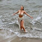 Lívia Andrade Instagram - A cara de felicidade da pessoa que tomou seu bom banho de MAR no dia 01/01/2024 🌊💙🌟