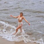 Lívia Andrade Instagram - A cara de felicidade da pessoa que tomou seu bom banho de MAR no dia 01/01/2024 🌊💙🌟