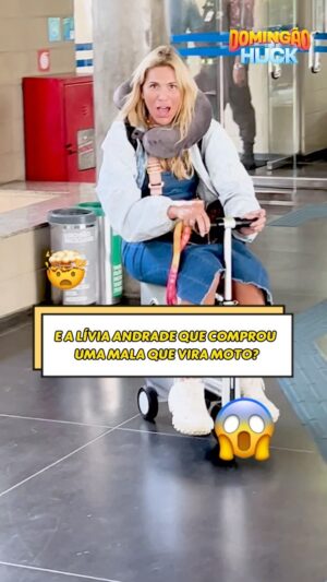 Lívia Andrade Instagram - Coisas que só acontecem com a @liviaandradereal nos Estúdios Globo! 🤣 Você compraria uma? 🛵🧳 #Domingão