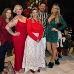 Lívia Andrade Instagram - FELIZ E ABENÇOADO NATAL!!! 🙏❤️🎅🤶 Todo Natal é assim, uma correria lascada , gente chegando , casa bagunçada, comida que a gente só come nessa época do ano , criançada correndo , forno e fogão bombando e até incêndio! Mas tudo isso é maravilhoso porque estamos juntos. Família e amigos do Peru!!! Eu mesma não tirei uma foto!!! Que absurdo, cadê aquela foto com look Natalino ao lado da árvore de Natal, com luzes apropriadas , com fotógrafo profissional??? Não temossssss kkkkkkkkk Mas temos muitas e boas histórias pra contar. 😅😆🤣🤐
