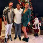 Lívia Andrade Instagram - FELIZ E ABENÇOADO NATAL!!! 🙏❤️🎅🤶 Todo Natal é assim, uma correria lascada , gente chegando , casa bagunçada, comida que a gente só come nessa época do ano , criançada correndo , forno e fogão bombando e até incêndio! Mas tudo isso é maravilhoso porque estamos juntos. Família e amigos do Peru!!! Eu mesma não tirei uma foto!!! Que absurdo, cadê aquela foto com look Natalino ao lado da árvore de Natal, com luzes apropriadas , com fotógrafo profissional??? Não temossssss kkkkkkkkk Mas temos muitas e boas histórias pra contar. 😅😆🤣🤐