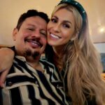 Lívia Andrade Instagram - FELIZ E ABENÇOADO NATAL!!! 🙏❤️🎅🤶 Todo Natal é assim, uma correria lascada , gente chegando , casa bagunçada, comida que a gente só come nessa época do ano , criançada correndo , forno e fogão bombando e até incêndio! Mas tudo isso é maravilhoso porque estamos juntos. Família e amigos do Peru!!! Eu mesma não tirei uma foto!!! Que absurdo, cadê aquela foto com look Natalino ao lado da árvore de Natal, com luzes apropriadas , com fotógrafo profissional??? Não temossssss kkkkkkkkk Mas temos muitas e boas histórias pra contar. 😅😆🤣🤐