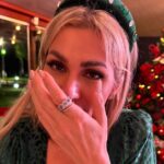 Lívia Andrade Instagram - FELIZ E ABENÇOADO NATAL!!! 🙏❤️🎅🤶 Todo Natal é assim, uma correria lascada , gente chegando , casa bagunçada, comida que a gente só come nessa época do ano , criançada correndo , forno e fogão bombando e até incêndio! Mas tudo isso é maravilhoso porque estamos juntos. Família e amigos do Peru!!! Eu mesma não tirei uma foto!!! Que absurdo, cadê aquela foto com look Natalino ao lado da árvore de Natal, com luzes apropriadas , com fotógrafo profissional??? Não temossssss kkkkkkkkk Mas temos muitas e boas histórias pra contar. 😅😆🤣🤐