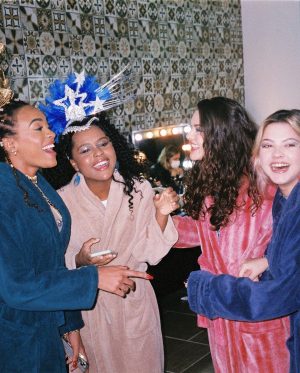 Lívia Inhudes Instagram - que bom que foi com vocês 🩵
Quem aí já assistiu Um Ano Inesquecível-Verão no @primevideobr
esse povo bonito tá lá contando essa história de amor e carnaval ✨