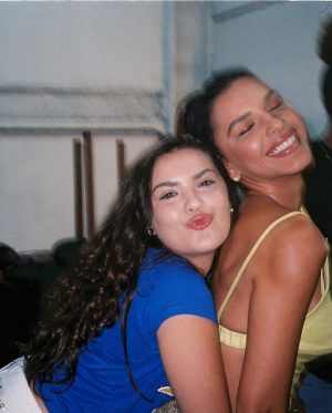 Lívia Inhudes Instagram - que bom que foi com vocês 🩵
Quem aí já assistiu Um Ano Inesquecível-Verão no @primevideobr
esse povo bonito tá lá contando essa história de amor e carnaval ✨