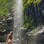 Lívia Inhudes Instagram – eu não sabia que precisava de um banho de cachoeira até tomar um banho de cachoeira! 
como esse lugar nos revigora e transmite paz 💙